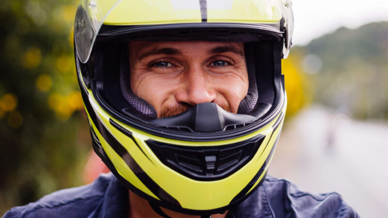 Como escolher o capacete ideal para pilotar em trilhas e pistas