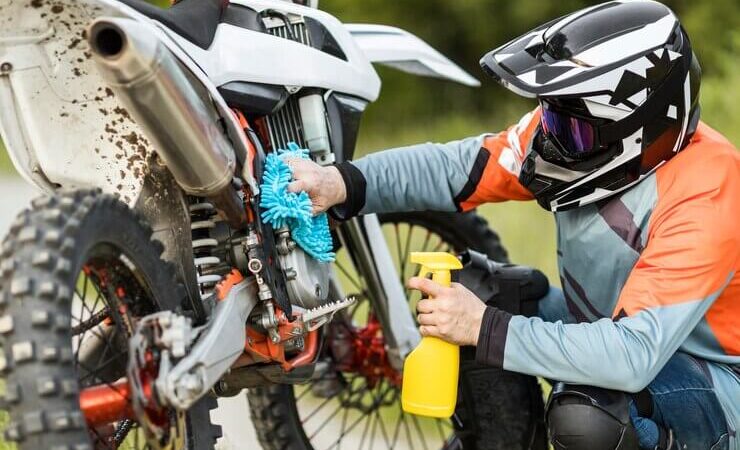 Guia passo a passo para a manutenção pós-trilha da sua moto