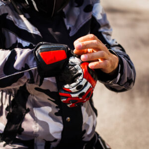 Luvas para motocross: como escolher o modelo certo para sua pilotagem